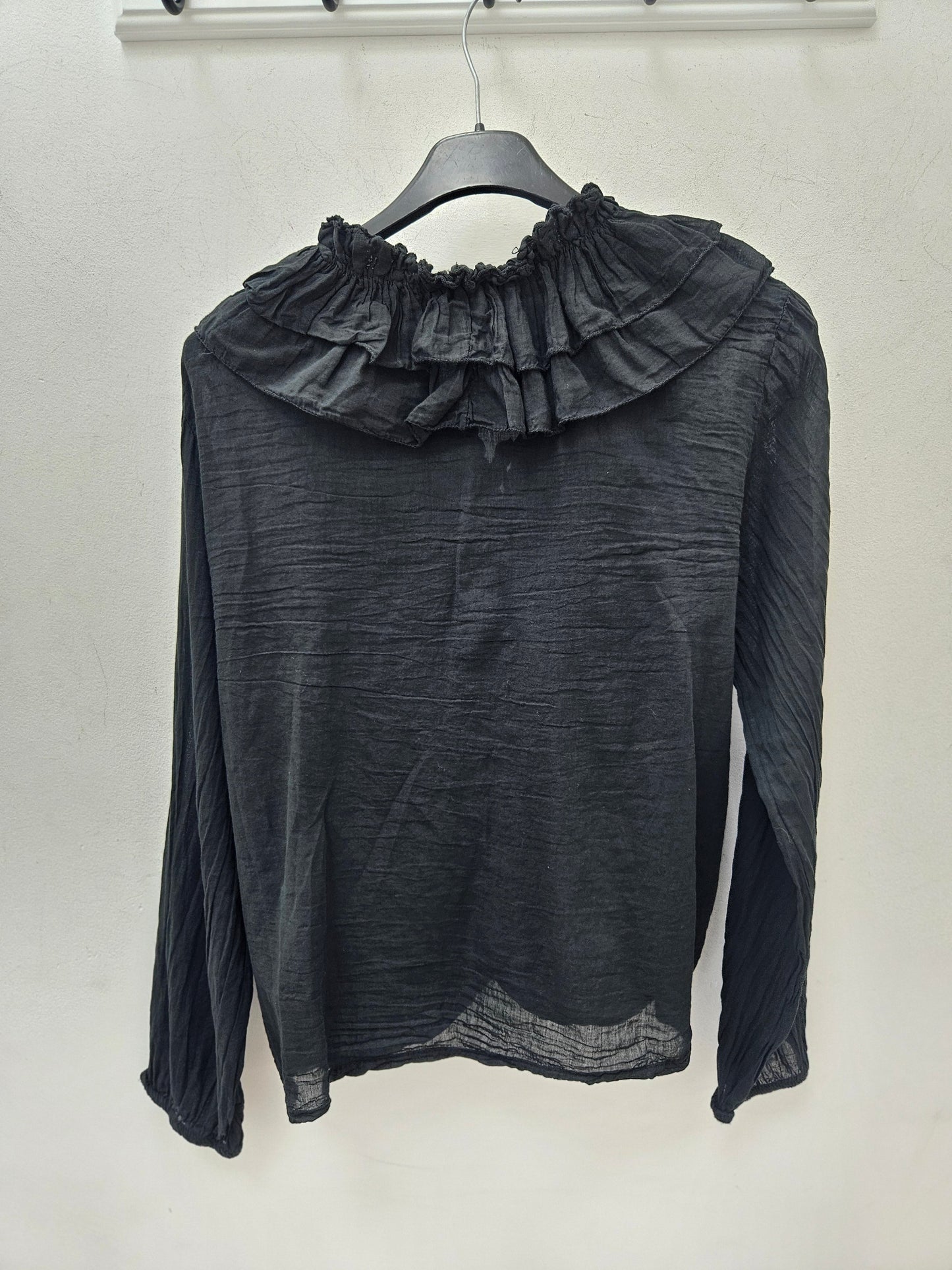 Blusa Negra Con Volantes esUnic