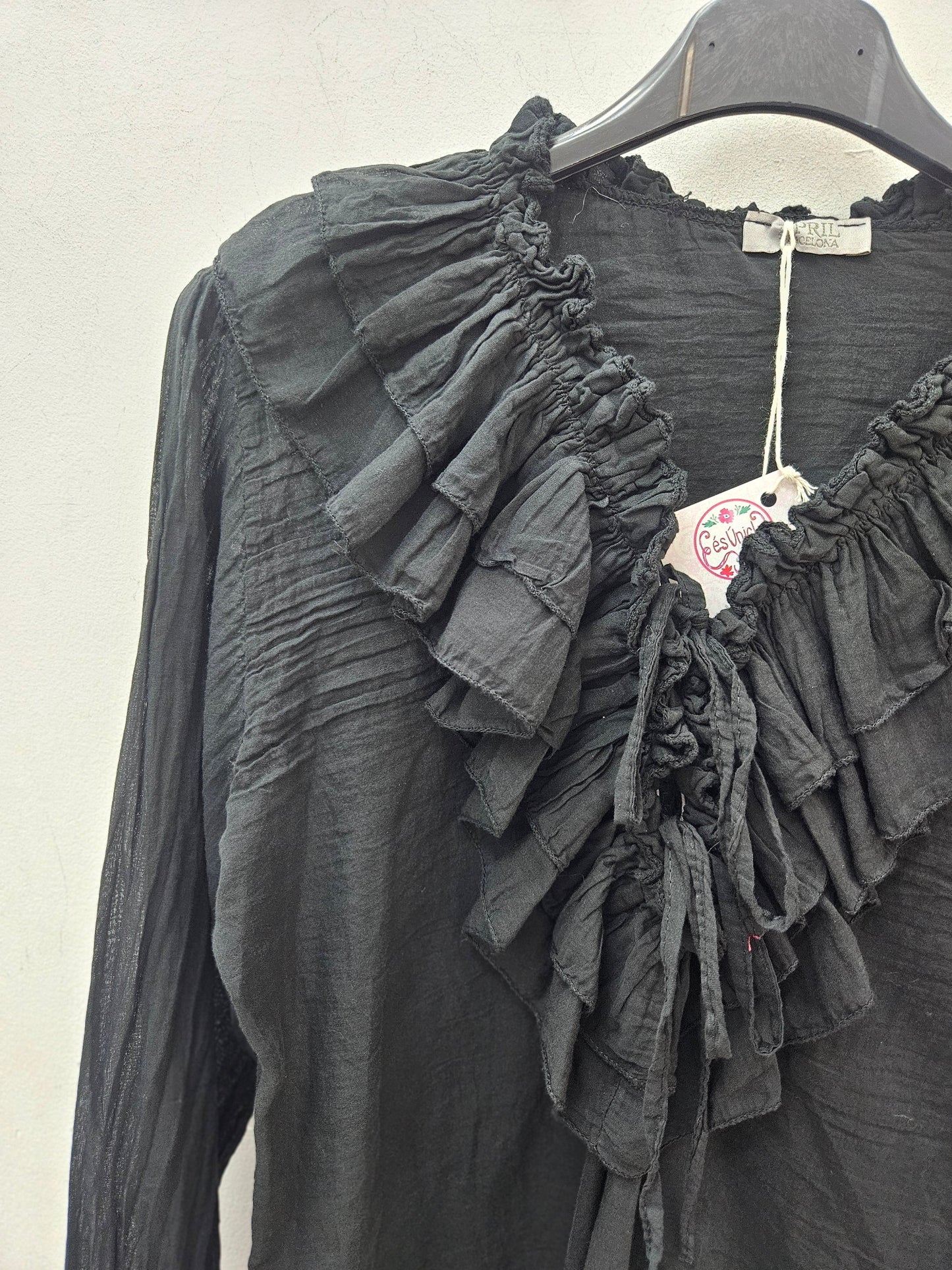 Blusa Negra Con Volantes esUnic