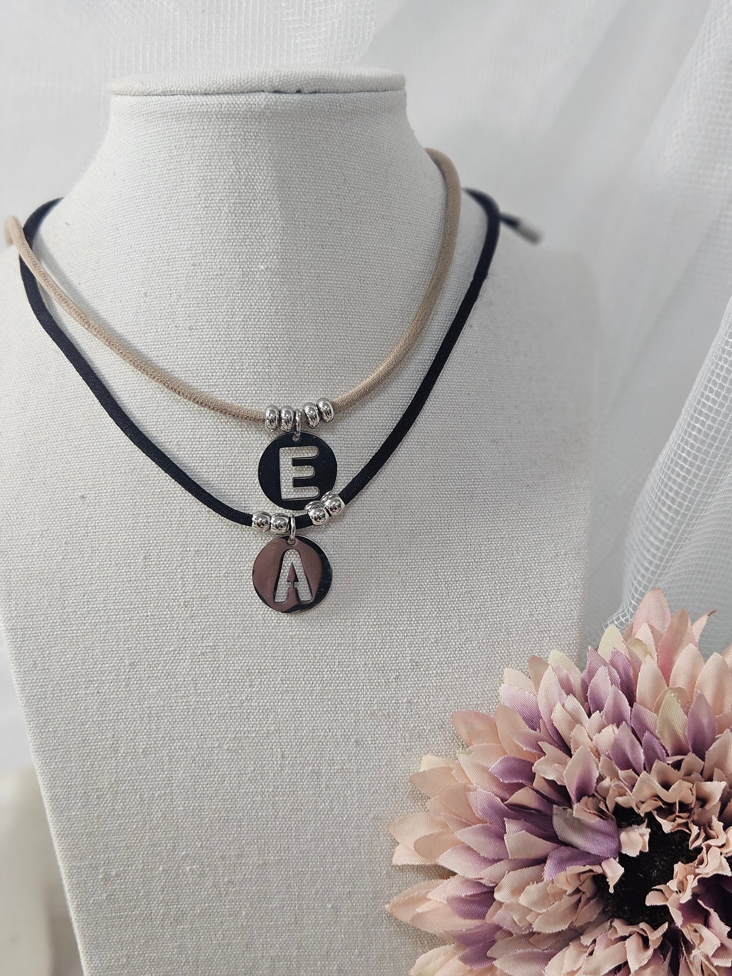 Collar Inicial Goma Plateado esUnic