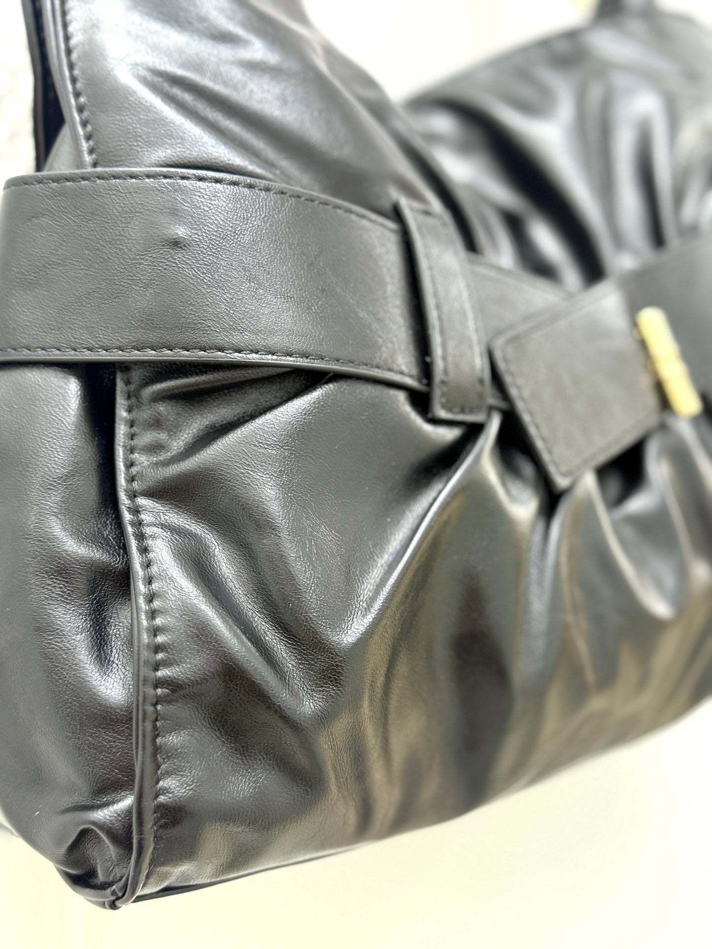 Bolso Hobo Negro con Cinturón Celian
