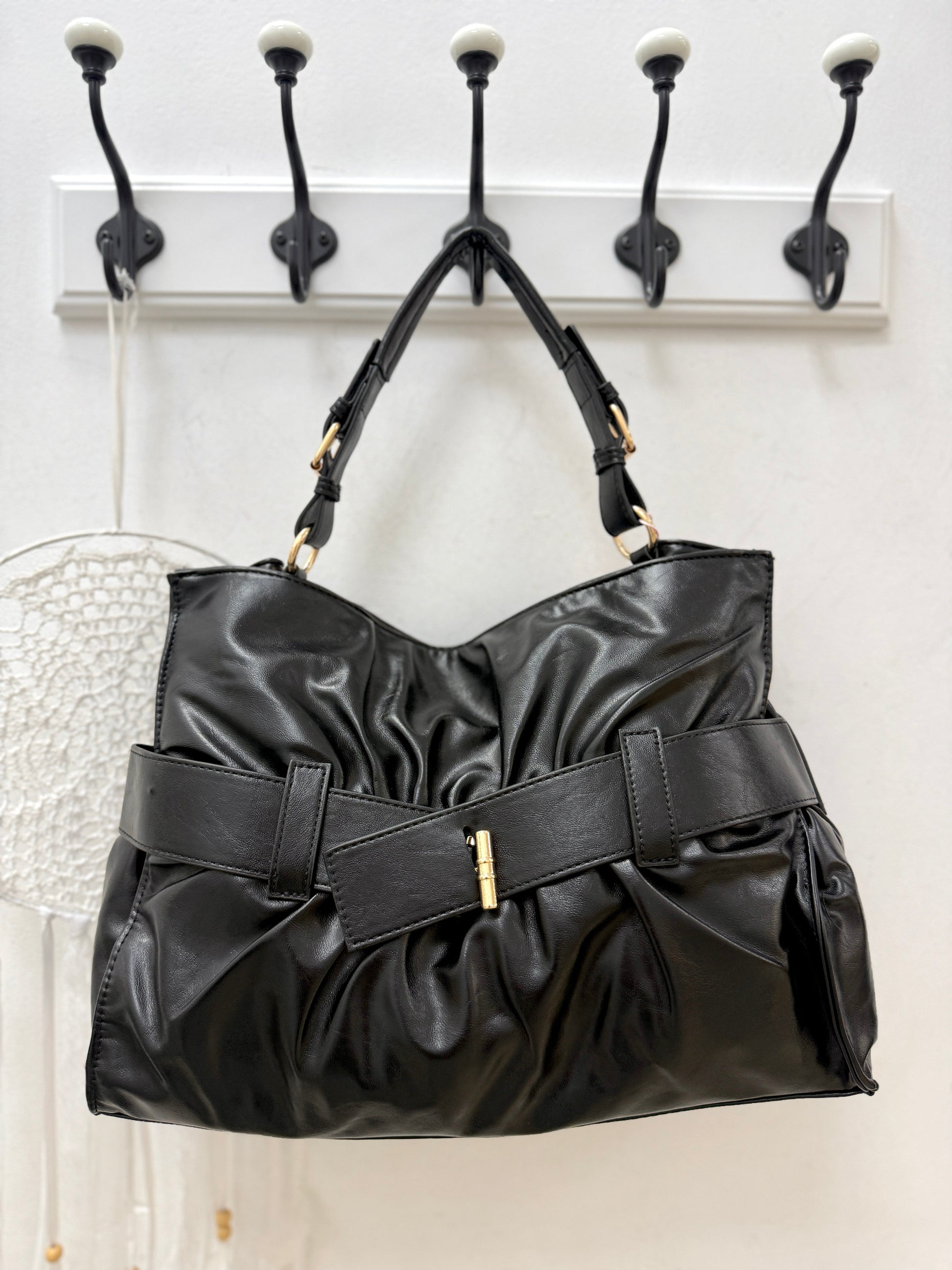 Bolso Hobo Negro con Cinturón Celian