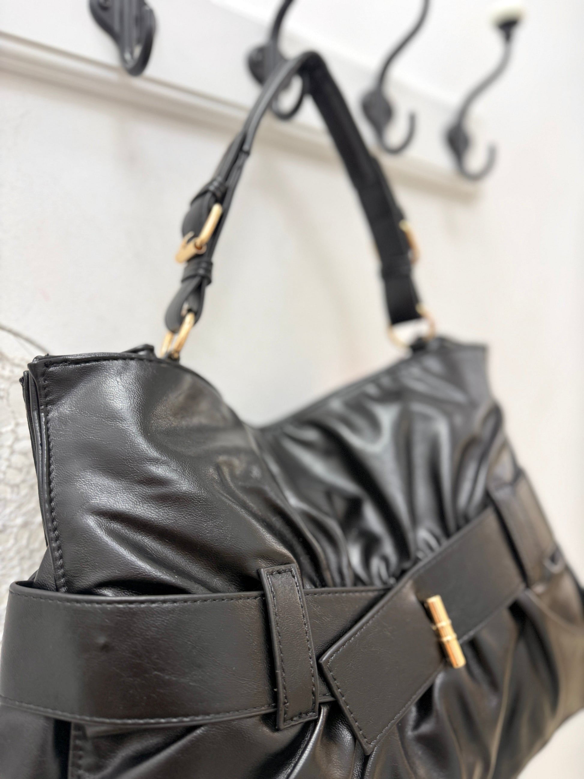 Bolso Hobo Negro con Cinturón Celian