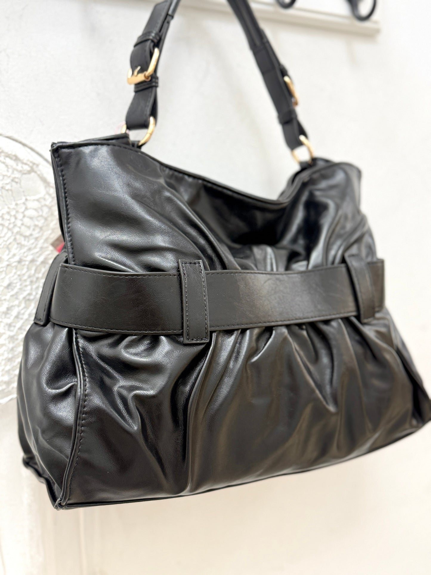 Bolso Hobo Negro con Cinturón Celian