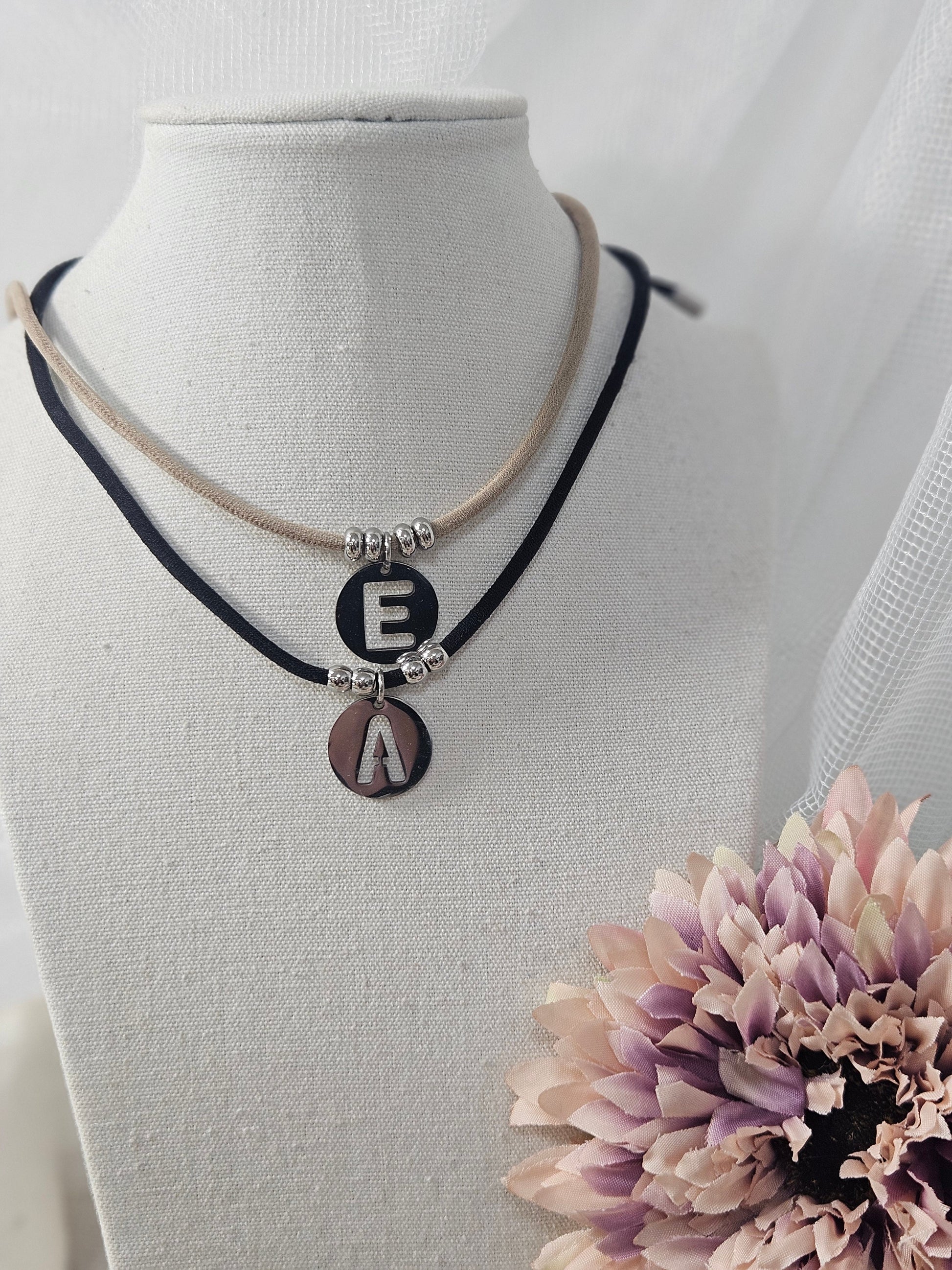 Collar Inicial Goma Plateado esUnic