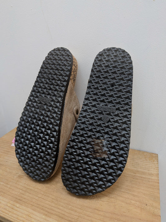 Zuecos beige esUnic