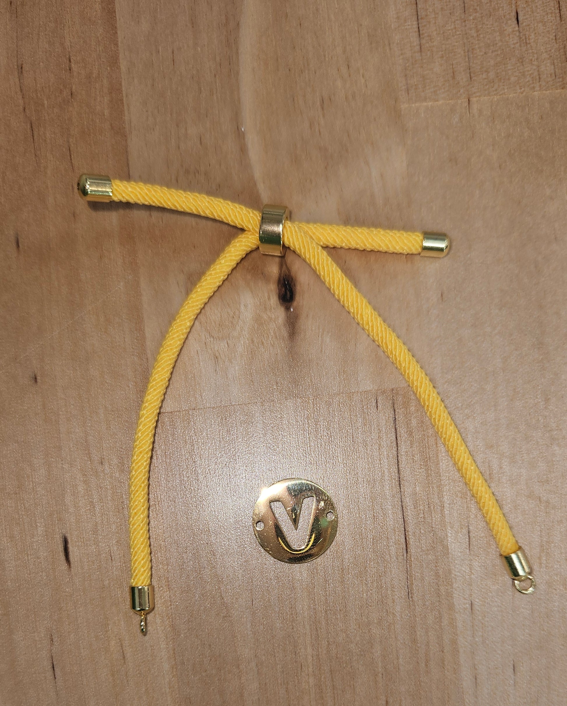 Pulsera con inicial de acero cuerda chenys